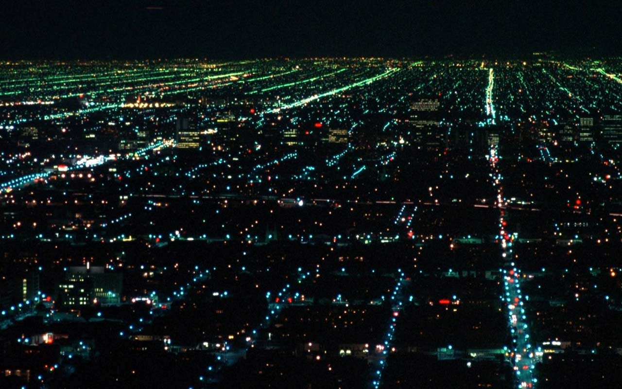 Kadr filmu “Naqoyqatsi”, przedstawiający widok z lotu ptaka na miasto podczas nocy